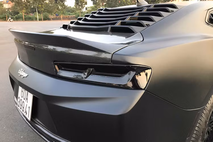 Đuôi xe được trang bị cản sau làm bằng sợi carbon, cùng các cánh khuếch tán gió, bổ sung thêm hệ thống ống xả Racing Exhaust System và cánh gió nhỏ gắn trên nóc xe cũng được làm mới bằng sợi carbon.