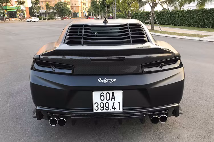 Khối lượng tổng thể giảm 90 kg nhờ sử dụng nhiều vật liệu nhôm thay vì thép ở nhiều bộ phận, ví dụ như phần khung bảng điều khiển và hệ thống treo. Dù nhẹ hơn, Camaro 2017 lại gia tăng độ cứng thêm 28%. 