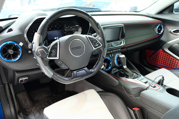Hệ thống thông tin giải trí mới được trang bị trên chiếc Chevrolet Camaro này bao gồm các hệ thống cao cấp như; Chevrolet MyLink tương thích với ứng dụng Apple CarPlay, màn hình cảm ứng 8 inch, kết nối OnStar 4G LTE, điều hò tự động cùng nhiều tiện ích cá nhân khác...