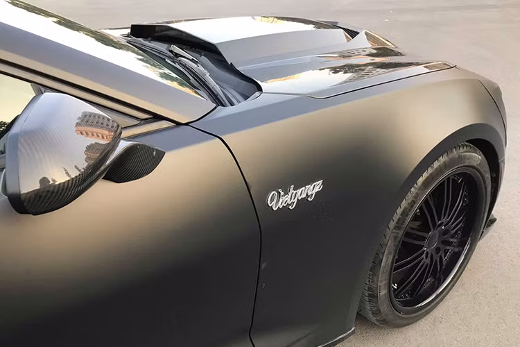 Bộ mâm cũ 18 inch được thay thế bằng loại đa chấu 20 inch (cùng kích thước với mâm của ZL1) thường được giới độ xe lựa chọn. Phần thân xe còn gắn thêm nẹp sườn màu đen cùng chi tiết cá nhân hoá trên cánh cửa.