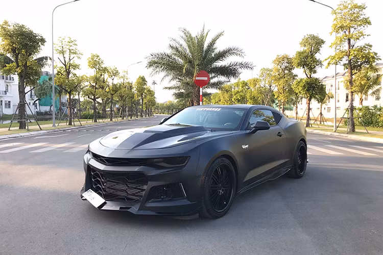 Chevrolet Camaro là mẫu xe cơ bắp nổi tiếng của Mỹ, ngang hàng với Ford Mustang. Mới đây, một người chơi xe tại Hà Nội đã nâng cấp ngoại thất chiếc xe Chevrolet Camaro 2017 bản tiêu chuẩn lên phiên bản hiệu năng cao ZL1 đầy cá tính và độc đáo.