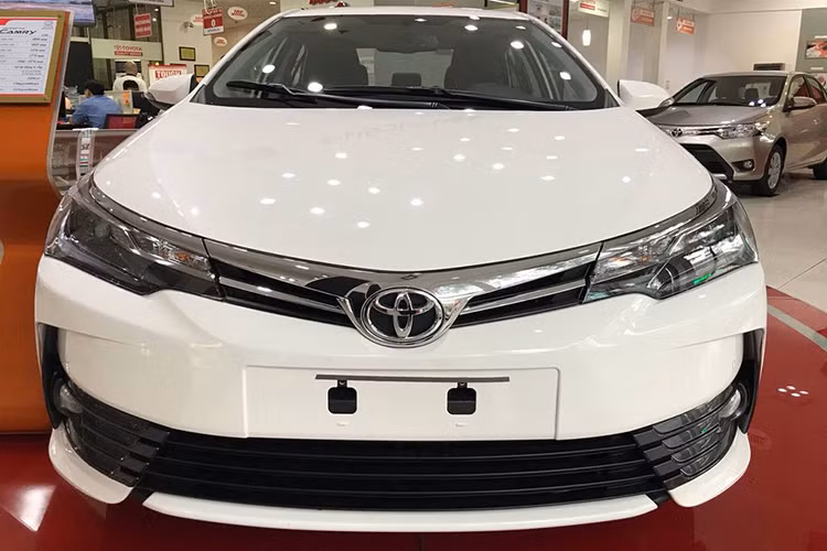 So với phiên bản trước, Toyota Corolla Altis 2018 có một số thay đổi về thiết kế ngoại thất cùng trang bị công nghệ hiện đại và an toàn hơn. Lưới tản nhiệt trên mảnh hơn với 1 nan, lưới tản nhiệt dưới được mở rộng, nối 2 đèn sương mù với nhau. Riêng bản 2.0V có đèn pha Bi-LED hiện đại đi cùng dải đèn chiếu sáng ban ngày.