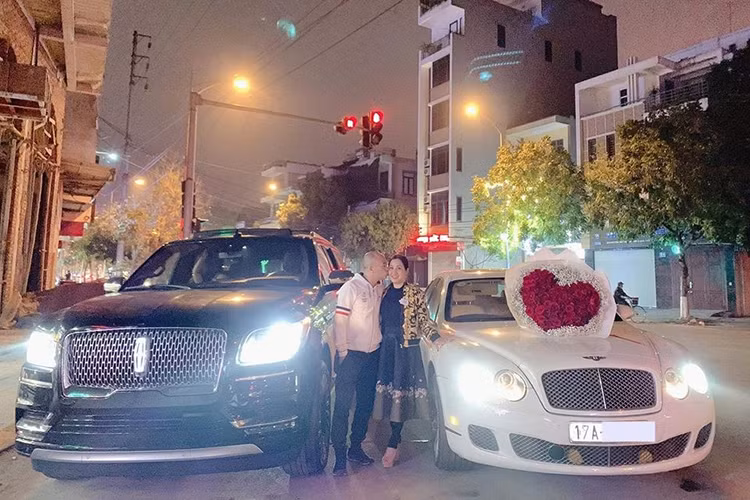 Trong đó, ấn tượng nhất là việc chồng của bà "Dương Đường" là ông Nguyễn Xuân Đường mua một chiếc Lincoln Navigator đời mới để tặng cho vợ. Trước khi được chồng mua tặng chiếc xe Lincoln Navigator đời mới, nữ đại gia Nguyễn Thị Dương hay di chuyển trên một chiếc xe siêu sang Bentley Continental Flying Spur màu trắng đời cũ. Chiếc Bentley này được đăng ký biển số của tỉnh Thái Bình.