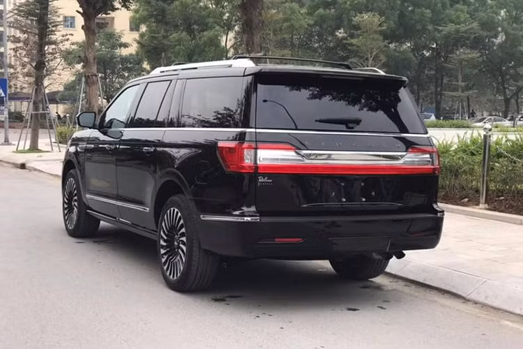 So với các dòng xe cùng phân khúc như Lexus LX570 Super Sport, Cadillac Escalade hay Infiniti QX80, ngoại hình Lincoln Navigator đời mới gây ấn tượng với chiều dài lên đến 5.6 m. Thiết kế mẫu SUV hạng sang cỡ lớn này có lưới tản nhiệt mạ crôm và cụm đèn pha, đèn hậu cũng như đèn định vị sử dụng công nghệ LED.