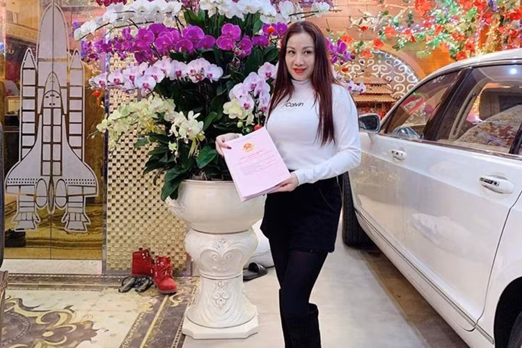 Mới đây, Công an tỉnh Thái Bình đã ra quyết định khởi tố vụ án Cố ý gây thương tích xảy ra tại số nhà 366, đường Lê Quý Đôn, tổ 22, phường Kỳ Bá, Thái Bình và đồng thời tống đạt quyết định khởi tố bị can, ra lệnh bắt bị can để tạm giam, khám xét khẩn cấp chỗ ở, nơi làm việc đối với nữ đại gia Dương Đường - Nguyễn Thị Dương và một số đối tượng có liên quan để điều tra hành vi có dấu hiệu phạm tội Cố ý gây thương tích.