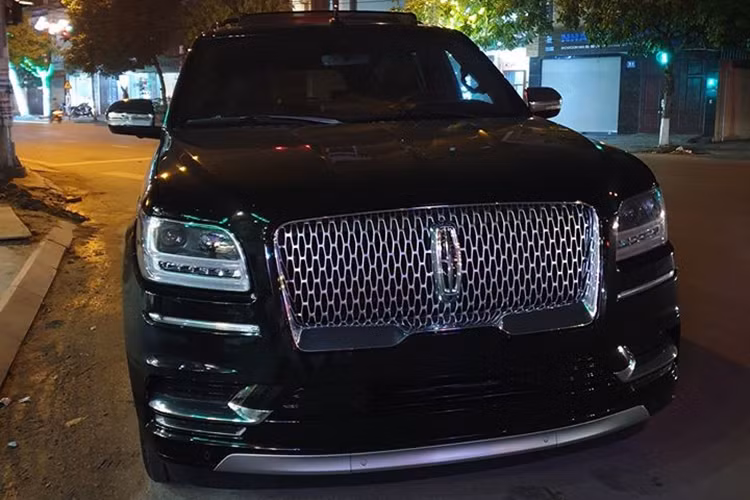 Hiện chưa rõ chồng của nữ đại gia Nguyễn Thị Dương đã chi ra bao nhiêu tiền để mua chiếc SUV hạng sang cỡ lớn Lincoln Navigator Black Label L để tặng cho vợ, chỉ biết rằng, gía xe Lincoln Navigator Black Label L đầu tiên về Việt Nam có mức bán ra không chính hãng hơn 9 tỷ đồng.