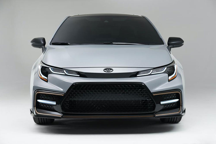 Giá xe Toyota Corolla Altis mới tại Mỹ vào khoảng hơn 20.000 USD. Xe sử dụng động cơ I4 2.0L cho công suất 169 mã lực và mô men xoắn 151 Nm. Khối động cơ này giúp xe tăng tốc từ 0-100 km/h chỉ trong 8,2 giây. 