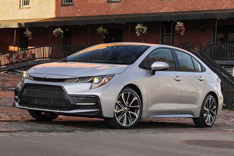 Toyota Corolla Altis hiện đang phân phối tại Việt Nam có giá từ 733 đến 771 triệu đồng cho 4 phiên bản. Nằm trong phân khúc hạng C, Toyota Corolla Altis là cái tên ít có sự thay đổi nhất hiện nay so với các đối thủ. Nếu như Kia Cerato, Mazda 3 đều có sự đổi mới thì mẫu xe nhà Toyota vẫn khá bảo thủ, nhiều năm liền không có thay đổi lớn. Tuy nhiên, rất có thể trong năm 2021 này, mẫu sedan hạng C nhà Toyota sẽ có thay đổi lớn, cải thiện doanh số và tìm lại ánh hào quang năm nào. 