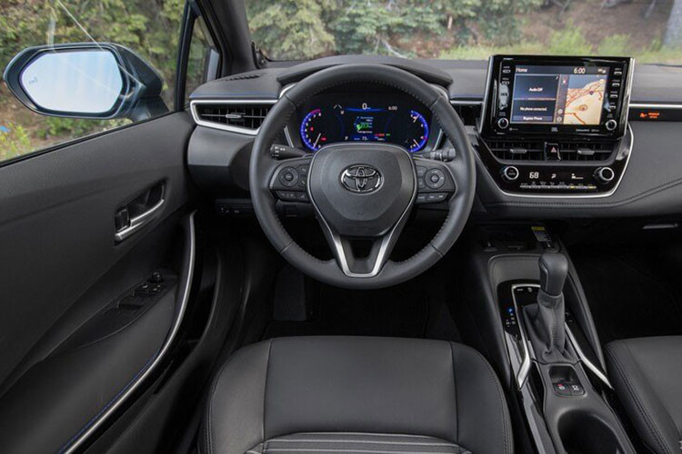 Về nội thất, ghế và các chi nội thất trên phiên bản Corolla Altis tại thị trường Mỹ sẽ được bọc vải cao cấp. Trong khi đó, phiên bản Edition sẽ được bọc vải màu đen SofTex. Phiên bản này cũng đi kèm với ghế trước có sưởi, bao gồm ghế lái điều chỉnh điện 8 hướng với hỗ trợ thắt lưng điện. Hệ thống giải trí trên xe đều hỗ trợ Android Auto, Apple CarPlay và Amazon Alexa.