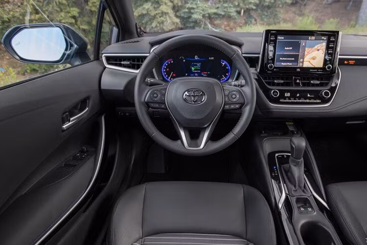 Về nội thất, ghế và các chi nội thất trên phiên bản Corolla Altis tại thị trường Mỹ sẽ được bọc vải cao cấp. Trong khi đó, phiên bản Edition sẽ được bọc vải màu đen SofTex. Phiên bản này cũng đi kèm với ghế trước có sưởi, bao gồm ghế lái điều chỉnh điện 8 hướng với hỗ trợ thắt lưng điện. Hệ thống giải trí trên xe đều hỗ trợ Android Auto, Apple CarPlay và Amazon Alexa.