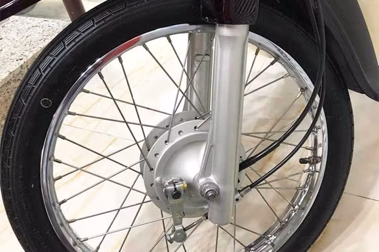 Do chỉ nằm "đắp chiếu" nên chiếc xe mới giữ được vẻ đẹp như mới. Nước sơn của xe cũng "không tì vết", lấp lánh màu nho đã gắn liền với hình ảnh của Dream tại Việt Nam. Cả 2 lốp vẫn còn giữ lại nguyên gai gió và được sản xuất bởi hãng phụ tùng Inoue của Thái Lan. Trong khi đó, cặp vành được sản xuất bởi Siam Goshi.