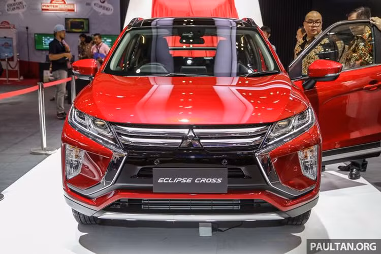 Phần đầu xe, Eclipse Cross mới cũng được áp dụng ngôn ngữ thiết kế Dynamic Shield quen thuộc của thương hiệu ôtô Nhật Bản. Do đó, nó có thiết kế bộ mặt tương tự một số mẫu ôtô đời mới của Mitsubishi như Triton, Outlander hay Xpander đang bán ra tại thị trường Việt Nam.