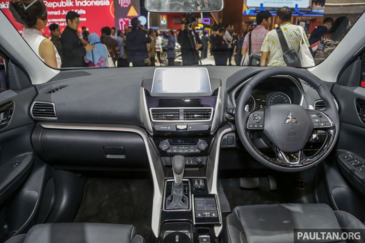 Bên trong Mitsubishi Eclipse Cross là không gian nội thất sẽ tạo cảm giác quen thuộc cho những ai từng lái Lexus NX. Điều này được thể hiện rõ qua thiết kế cụm điều khiển trung tâm với viền bằng kim loại màu bạc hai bên. Ngoài ra, Mitsubishi Eclipse Cross còn được trang bị cả điều khiển cảm ứng touchpad nằm bên cạnh cần số khá giống với xe Lexus.