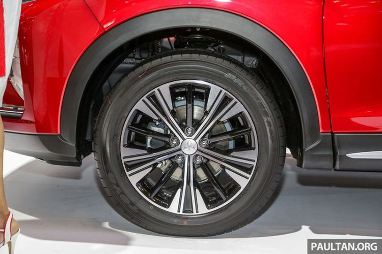 Chưa hết, Eclipse Cross còn đi kèm màu sơn đỏ do hãng Mitsubishi mới phát triển. Khi mua Mitsubishi Eclipse Cross màu đỏ Red Diamond này, khách hàng sẽ phải chi nhiều tiền hơn so với phiên bản màu đen và trắng. Xe cũng được trang bị bộ mâm 5 chấu cách điệu khá đẹp mắt.