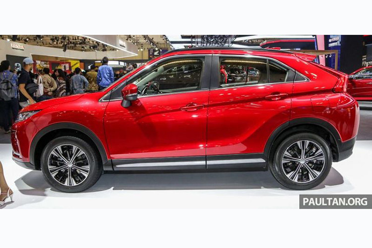 Về ngoại hình, mẫu xe crossover Mitsubishi Eclipse Cross sở hữu chiều dài 4.405 mm, rộng 1.805 mm, cao 1.685 mm và chiều dài cơ sở 2.670 mm. So với người anh em Mitsubishi ASX, Eclipse Cross 2019 dài hơn 110 mm, rộng hơn 35 mm và cao hơn 60 mm trong khi chiều dài cơ sở giống hệt.