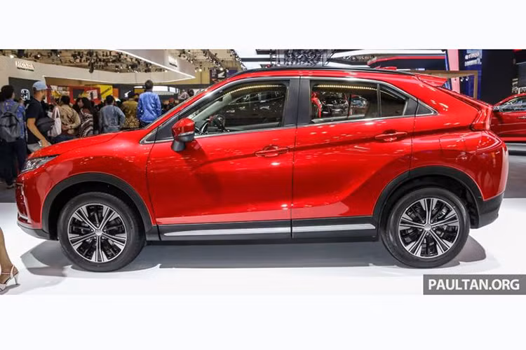 Về ngoại hình, mẫu xe crossover Mitsubishi Eclipse Cross sở hữu chiều dài 4.405 mm, rộng 1.805 mm, cao 1.685 mm và chiều dài cơ sở 2.670 mm. So với người anh em Mitsubishi ASX, Eclipse Cross 2019 dài hơn 110 mm, rộng hơn 35 mm và cao hơn 60 mm trong khi chiều dài cơ sở giống hệt.