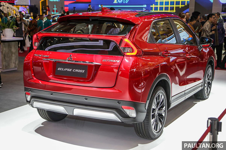 Cuối cùng là những trang bị an toàn khá đầy đủ với 7 túi khí, hệ thống kiểm soát hành trình, giảm thiểu va chạm sớm, đèn pha tự động, cảnh báo điểm mù, cảnh báo phương tiện cắt ngang khi lùi, hỗ trợ khởi hành ngang dốc, giảm thiểu tăng tốc ngoài ý muốn bằng cảm biến siêu âm và kiểm soát chệch hướng chủ động.