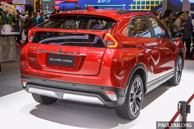 Cuối cùng là những trang bị an toàn khá đầy đủ với 7 túi khí, hệ thống kiểm soát hành trình, giảm thiểu va chạm sớm, đèn pha tự động, cảnh báo điểm mù, cảnh báo phương tiện cắt ngang khi lùi, hỗ trợ khởi hành ngang dốc, giảm thiểu tăng tốc ngoài ý muốn bằng cảm biến siêu âm và kiểm soát chệch hướng chủ động.