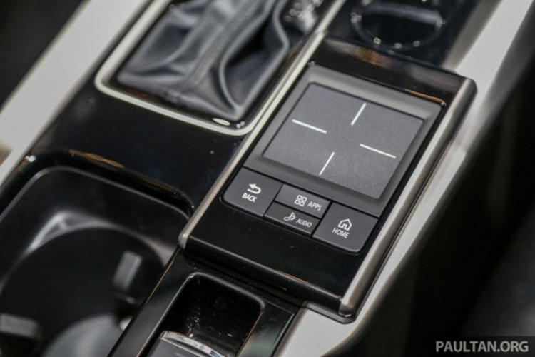 Tại thị trường Indonesia, Eclipse Cross chỉ có bản Ultimate cao cấp được trang bị những tính năng tiêu chuẩn như đèn pha LED, đèn pha và cần gạt nước tự động, bộ vành hợp kim 18 inch nằm trong lốp 225/55, cửa sổ trời toàn cảnh Paronama, phanh đỗ xe điện tử, giữ phanh tạm thời, sưởi ghế trước, nội thất bọc da màu đen với đường chỉ màu cam tương phản, mở cửa không cần chìa khóa, nút bấm khởi động máy...