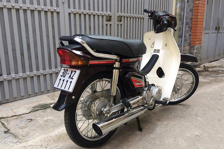 Khối động cơ 1 xi-lanh, 4 kỳ SOHC của Super Dream 100 có kết cấu đơn giản, dễ sửa chữa và cực kỳ bền bỉ, với dung tích thực 97 cc, đạt công suất tối đa 8 mã lực và mô-men xoắn cực đại 8,1 Nm. Xe được trang bị hộp số vòng 4 cấp cùng nhiều chi tiết dễ dàng thay đổi sửa chữa giá rẻ.