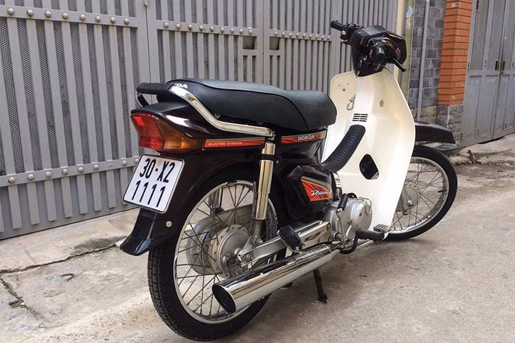 Khối động cơ 1 xi-lanh, 4 kỳ SOHC của Super Dream 100 có kết cấu đơn giản, dễ sửa chữa và cực kỳ bền bỉ, với dung tích thực 97 cc, đạt công suất tối đa 8 mã lực và mô-men xoắn cực đại 8,1 Nm. Xe được trang bị hộp số vòng 4 cấp cùng nhiều chi tiết dễ dàng thay đổi sửa chữa giá rẻ.