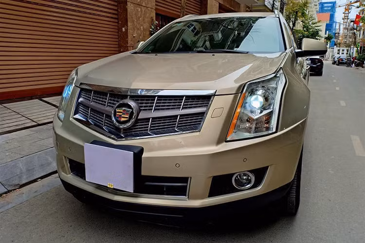 Chiếc Cadillac SRX xuất hiện trong bài viết này thuộc đời đầu sản xuất năm 2010 thuộc đời 2011, xe được nhập về thị trường Việt Nam và đăng ký năm 2011 đã chạy được khoảng hơn 60.000 km. Mức giá xe Cadillac SRX mà chủ nhân tại Hà Nội hiện đang hào bán trên thị trường ôtô cũ vào khoảng hơn 900 triệu đồng.