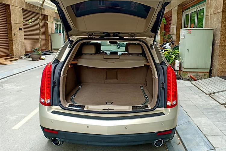 Chiếc Cadillac SRX trong bài viết này được trang bị động cơ 3 lít V6 DOHC nạp khí tự nhiên với công suất 265 mã lực và mô-men xoắn cực đại 302 Nm, kết hợp với hộp số tự động 6 cấp và hệ dẫn động 4 bánh. Trên phiên bản này, SRX còn có bản 2.8l V6 tăng áp 300 mã lực và 3.6l V6 nạp khí tự nhiên 308 mã lực (tuy nhiên đã bị khai tử vào 2011).