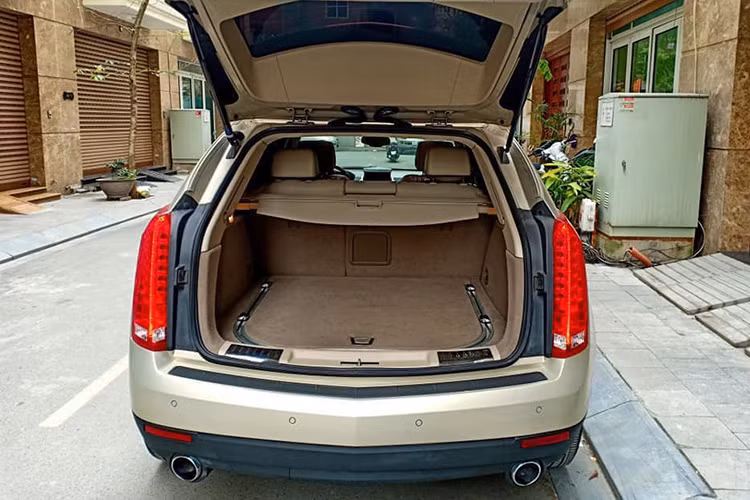 Chiếc Cadillac SRX trong bài viết này được trang bị động cơ 3 lít V6 DOHC nạp khí tự nhiên với công suất 265 mã lực và mô-men xoắn cực đại 302 Nm, kết hợp với hộp số tự động 6 cấp và hệ dẫn động 4 bánh. Trên phiên bản này, SRX còn có bản 2.8l V6 tăng áp 300 mã lực và 3.6l V6 nạp khí tự nhiên 308 mã lực (tuy nhiên đã bị khai tử vào 2011).