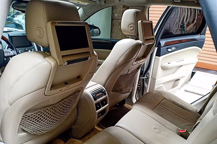 Cửa sổ trời panorama kéo dài tới hàng ghế sau nằm trong danh sách tùy chọn của chiếc xe. Ở phía sau, những hành khách có thể "giết thời gian" bằng hệ thống thông tin giải trí riêng gập gọn trên lưng mỗi ghế ngồi trước. SRX được trang bị hệ thống điều hòa không khí tự động 3 vùng độc lập với cửa gió riêng cho hàng ghế sau.