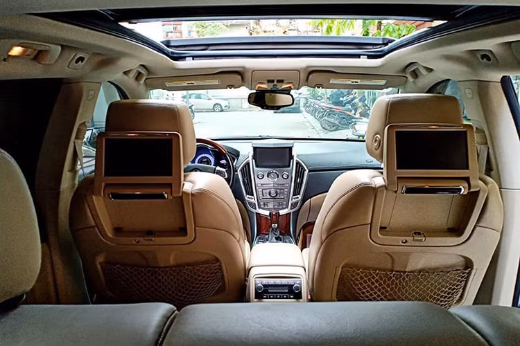 Mẫu xe SUV Cadillac SRX 2011 này có tổng cộng 5 chỗ ngồi. Thể tích khoang hành lý phía sau của xe đạt mức khá rộng là 846 lít và có thể nâng lên tối đa 1730 lít nếu gập hết lưng ghế sau lại. Hàng ghế sau của xe có khả năng gập 40/60 giống nhiều mẫu xe khác trên thị trường.