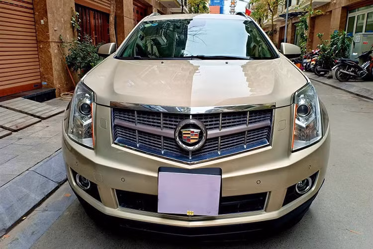 Chiếc Cadillac SRX đời 2011 này thuộc thế hệ thứ 2. Xe mang đậm phong cách của hãng xe Mỹ, với thiết kế phần đầu với lưới tản nhiệt đặc trưng của Cadillac kèm logo vòng nguyệt quế đặc chính giữa, hai bên là cặp đèn pha dạng thấu kính projector đặt theo chiều dọc. Là một mẫu xe cao cấp, SRX cũng được tích hợp sẵn hệ thống vòi rửa pha trước.