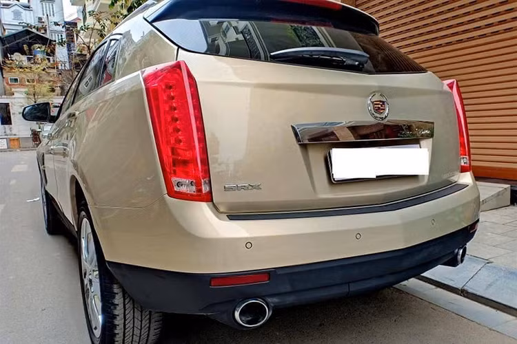 Mọi phiên bản của mẫu xe SUV Cadillac SRX đều được trang bị hộp số tự động 6 cấp, trong khi các phiên bản thấp chỉ được trang bị hệ dẫn động cầu trước. Những tính năng an toàn và hỗ trợ người lái của chiếc xe gồm hệ thống chống trượt điện tử, điều khiển lực kéo, 8 túi khí...