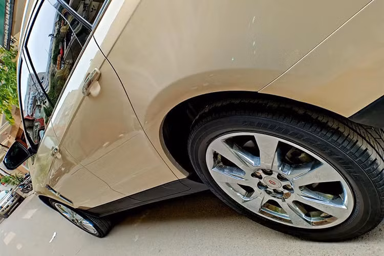 Bộ mâm của SRX có thiết kế 7 cánh đơn 20 inch với các đường gân nổi và làm từ hợp kim phay bóng, đem tới cho chiếc xe sự sang trọng nhưng đồng thồi cũng rất khỏe khoắn. Bao quanh mâm là những chiếc lốp có bản rộng 275/45/20. Nằm ở phía trên dè trước của xe là những tấm ốp nhỏ mạ chrome bóng lộn, đính kèm logo GM.