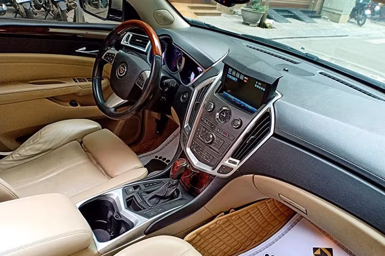 Nội thất Cadillac SRX cũng được cấu thành từ nhiều đường nét thẳng, góc cạnh. Là một mẫu crossover cao cấp, các vật liệu được sử dụng trong nội thất của chiếc xe cũng rất "sang" những chi tiết ốp trang trí nhôm bóng, toàn bộ các ghế ngồi bọc da. Hàng ghế trước của chiếc xe có khả năng chỉnh điện và đều có sưởi/quạt thông gió.