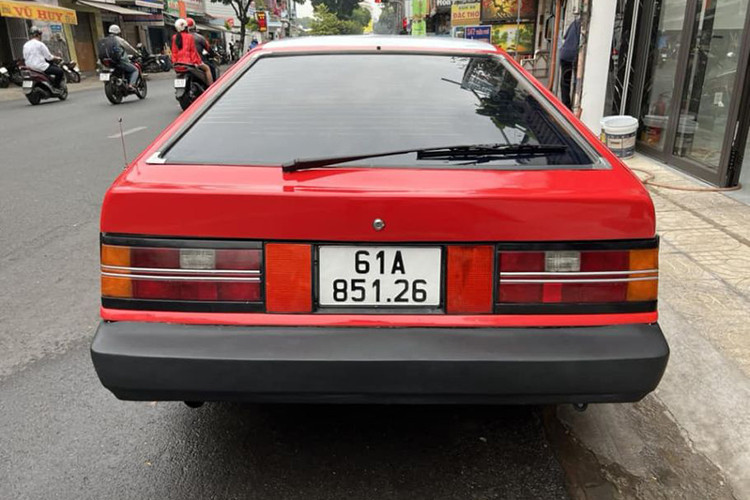 Ngoại thất được sơn màu đỏ cùng nhiều chi tiết sơn đen, thú vị ở chỗ, xe có cản va sau rất lớn, hầm hố. Nội thất xe màu đỏ tông xuyệt tông ngoại thất, ngoài ra chủ nhân của nó còn độ cả hộp đựng tàn xì gà và bình đựng cà phê cho chiếc xế cổ này.