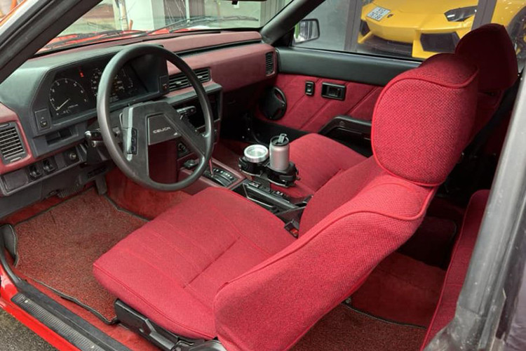 Các mức độ trang bị cho thị trường Nhật Bản là SV, ST, ST-EFI, SX, GT và GT Rally. Hệ thống lái thanh răng và bánh răng đã được cung cấp cho Celica thế hệ này.