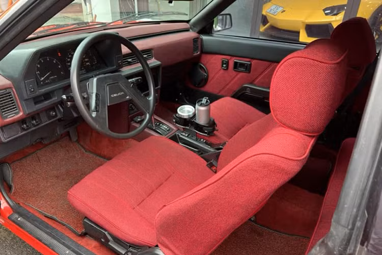 Các mức độ trang bị cho thị trường Nhật Bản là SV, ST, ST-EFI, SX, GT và GT Rally. Hệ thống lái thanh răng và bánh răng đã được cung cấp cho Celica thế hệ này.