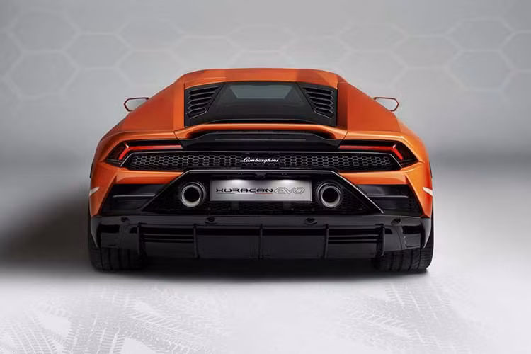 Về ngoại thất, Lamborghini Huracan EVO 2020 còn được nâng cấp cả về thiết kế khí động lực học. Hãng Lamborghini đã bổ sung cản trước mới đi kèm bộ chẻ khí với thiết kế cánh gió tích hợp để hỗ trợ luồng gió. Tuy nhiên, thiết kế đuôi xe mới là nơi thay đổi ấn tượng nhất với 2 ống xả hình tròn lên vị trí cao hơn, cánh gió đuôi tích hợp giúp cải thiện lực ép xuống mặt đường.