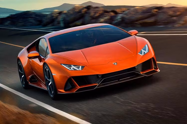 Tại thị trường Mỹ, giá xe Lamborghini Huracan EVO 2020 được bán ra khởi điểm 261.274 USD (6 tỷ đồng). Con số tương ứng ở thị trường Anh là 165.256 Bảng (khoảng 4,9 tỷ đồng), Trung Quốc là 3.298.100 Nhân dân tệ (11,1 tỷ đồng) và Nhật Bản là 29.843.274 Yên (6,36 tỷ đồng).