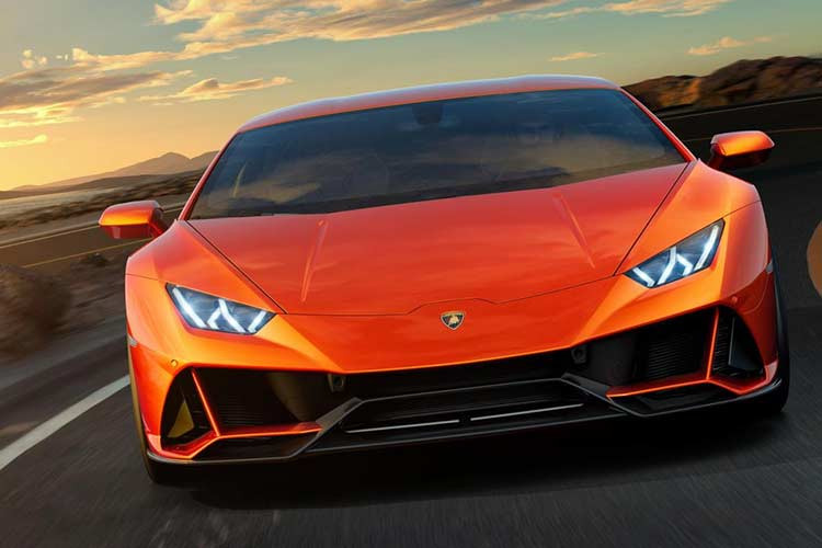 Chưa hết, Lamborghini Huracan EVO 2020 còn sở hữu trọng lượng khô 1.422 kg nên có thể tăng tốc từ 0-100 km/h trong thời gian 2,9 giây, nhanh hơn 0,3 giây so với phiên bản cũ. Thời gian tăng tốc từ 0-200 km/h là 9 giây và khoảng cách giảm tốc từ 100 km/h xuống vị trí đứng yên là 31,9 m. Trong khi đó, vận tốc tối đa của Lamborghini Huracan EVO 2020 đạt mức hơn 325 km/h.