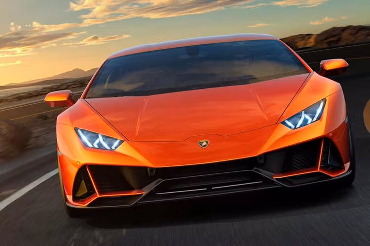 Chưa hết, Lamborghini Huracan EVO 2020 còn sở hữu trọng lượng khô 1.422 kg nên có thể tăng tốc từ 0-100 km/h trong thời gian 2,9 giây, nhanh hơn 0,3 giây so với phiên bản cũ. Thời gian tăng tốc từ 0-200 km/h là 9 giây và khoảng cách giảm tốc từ 100 km/h xuống vị trí đứng yên là 31,9 m. Trong khi đó, vận tốc tối đa của Lamborghini Huracan EVO 2020 đạt mức hơn 325 km/h.