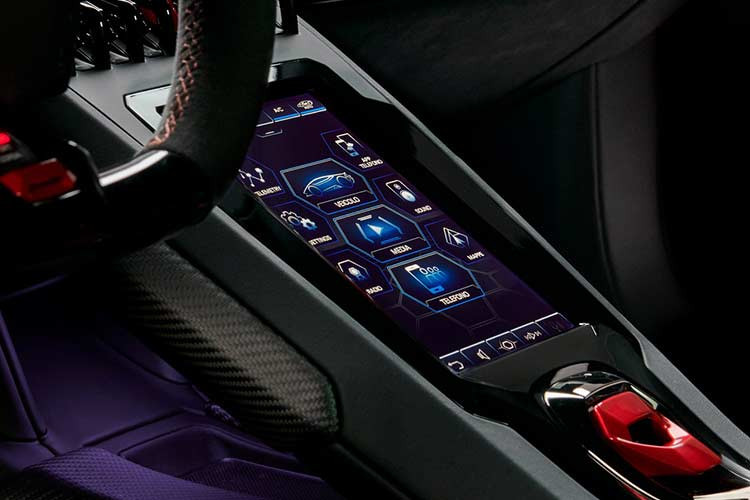 Về công nghệ, xe được trang bị màn hình cảm ứng 8,4 inch mới của hệ thống thông tin giải trí, tương thích Apple CarPlay, hệ thống ra lệnh bằng cử chỉ, định vị vệ tinh và hệ thống viễn tin camera kép tùy chọn. Những tính năng đáng chú ý khác của của Huracan EVO 2020 bao gồm hệ thống đánh lái bánh sau, hệ thống điều hướng mô-men xoắn 4 bánh, hệ thống treo từ tính chủ động...