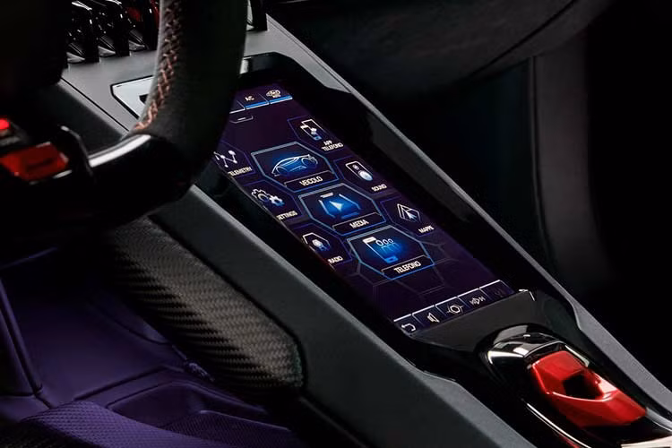 Về công nghệ, xe được trang bị màn hình cảm ứng 8,4 inch mới của hệ thống thông tin giải trí, tương thích Apple CarPlay, hệ thống ra lệnh bằng cử chỉ, định vị vệ tinh và hệ thống viễn tin camera kép tùy chọn. Những tính năng đáng chú ý khác của của Huracan EVO 2020 bao gồm hệ thống đánh lái bánh sau, hệ thống điều hướng mô-men xoắn 4 bánh, hệ thống treo từ tính chủ động...