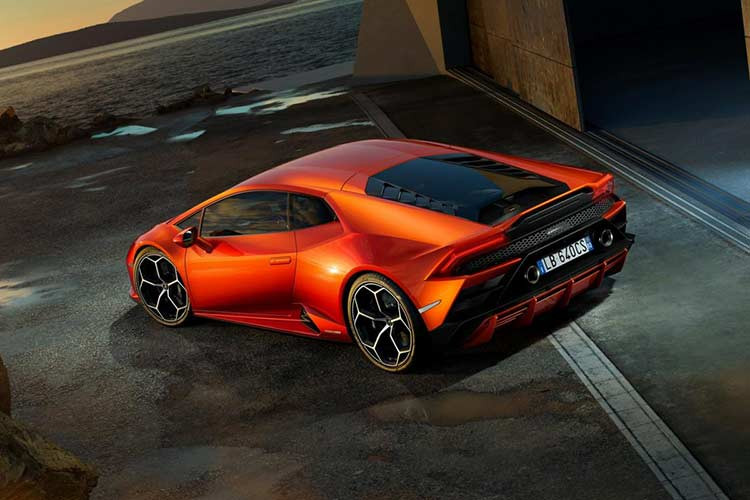 Lamborghini Huracan EVO 2020 được bổ sung hàng loạt nâng cấp từ trong ra ngoài và cả ở động cơ. Xe sở hữu động cơ V12, hút khí tự nhiên, dung tích 5,2 lít cho Huracan EVO 2020. Động cơ này tạo ra công suất tối đa 630 mã lực tại tua máy 8.000 vòng/phút và mô-men xoắn cực đại 600 Nm tại tua máy 6.500 vòng/phút tương tự phiên bản hiệu suất cao Performante. So với phiên bản cũ, xe mạnh hơn 29 mã lực.