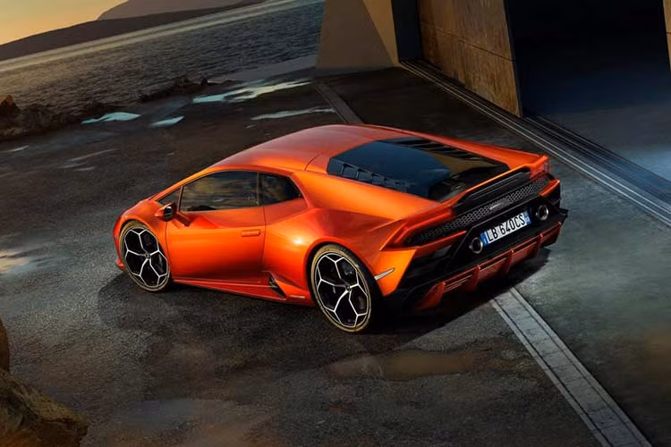 Lamborghini Huracan EVO 2020 được bổ sung hàng loạt nâng cấp từ trong ra ngoài và cả ở động cơ. Xe sở hữu động cơ V12, hút khí tự nhiên, dung tích 5,2 lít cho Huracan EVO 2020. Động cơ này tạo ra công suất tối đa 630 mã lực tại tua máy 8.000 vòng/phút và mô-men xoắn cực đại 600 Nm tại tua máy 6.500 vòng/phút tương tự phiên bản hiệu suất cao Performante. So với phiên bản cũ, xe mạnh hơn 29 mã lực.