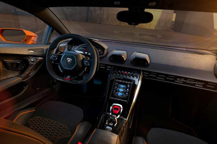 Bên trong Huracan EVO 2020 xuất hiện không gian nội thất hiện đại với chất liệu Alcantara và da sang trọng. Thêm vào đó là hàng loạt chi tiết bằng sợi carbon và hệ thống đèn viền có thể điều chỉnh mới. Khi mua Lamborghini Huracan EVO 2020, khách hàng có thể chọn các gói phụ kiện nội thất Style Pack khác nhau hoặc chương trình Ad Personam...
