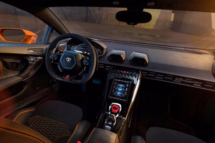 Bên trong Huracan EVO 2020 xuất hiện không gian nội thất hiện đại với chất liệu Alcantara và da sang trọng. Thêm vào đó là hàng loạt chi tiết bằng sợi carbon và hệ thống đèn viền có thể điều chỉnh mới. Khi mua Lamborghini Huracan EVO 2020, khách hàng có thể chọn các gói phụ kiện nội thất Style Pack khác nhau hoặc chương trình Ad Personam...