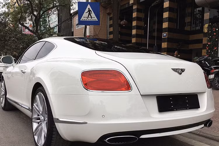 Tại thị trường Việt Nam, mẫu xe thể thao hạng sang Bentley Continental GT Speed chính là một trong những mẫu xe sang thể thao 2 cửa mạnh mẽ nhất hiện nay. Theo giới thạo xe mẫu xe này khi về đến thị trường Việt Nam và được ra biển trắng sẽ có mức giá lên đến hơn 10 tỷ đồng.