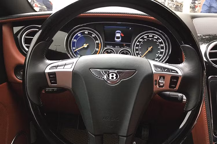 Vô-lăng 3 chấu thể thao với các phim chức năng tích hợp cùng hệ thống thông tin giải trí đa phương tiện. Màn hình cảm ứng 8 inch đặt tại trung tâm, đồng hồ Breitling cao cấp. Hệ thống âm thanh 11 loa Naim 1.100W cao cấp cũng là một tuỳ chọn của dòng xe hạng sang Bentley.