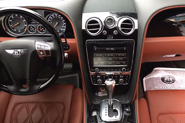 Bên trong nội thất, tất cả các chi tiết trên xe như ghế da, ốp gỗ... đều được làm thủ công. Để phân biệt với bản GT, trên tựa ghế của bản Speed sẽ được các nghệ nhân Bentley thêu logo chữ Speed cách điệu. Sự kết hợp của da, gỗ và kim loại sáng bóng khiến nội thất xe nổi bật hơn.